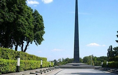 При строительстве Аллеи воинской славы в Киеве украли более миллиона гривен