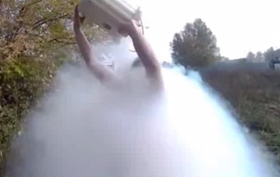 Россиянин облил себя жидким азотом в рамках Ice Bucket Challenge