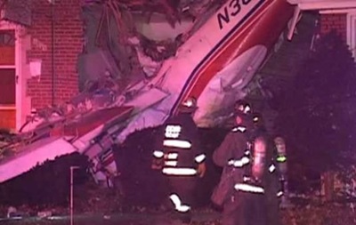 У Чикаго вантажний літак впав на житловий будинок