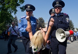 Фотогалерея: Весеннее обострение. Милиция задержала активисток FEMEN, пытавшихся сорвать марш протеста под Радой