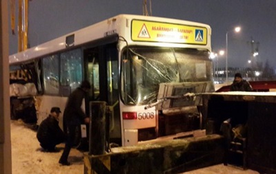 В Казахстане автобус с болельщиками столкнулся с бетономешалкой 