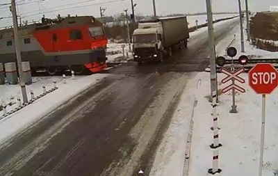 Аварія у Казахстані: два потяги  розірвали  вантажівку на переїзді