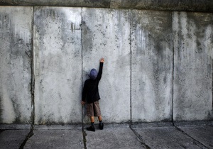 Строитель Берлинской стены рассказал, как бежал из ГДР под аплодисменты