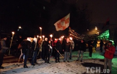 Активисты устроили факельное шествие к зданию МВД в Киеве