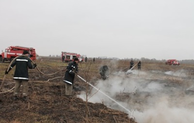 Спасатели уже вторые сутки гасят возгорание торфа на Черниговщине