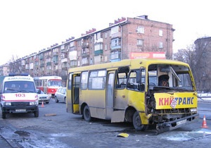 В Киеве маршрутка врезалась в припаркованный грузовик