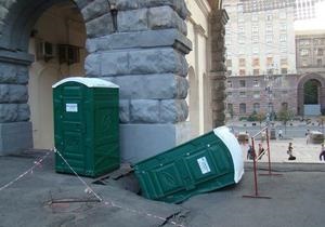 Во дворе напротив здания киевской мэрии под биотуалетом провалился асфальт