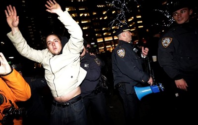 В Нью-Йорке начались протесты из-за отказа привлечь к суду полицейского