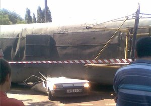 Под перевернувшимся в Одессе трамваем погиб водитель Таврии
