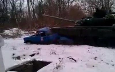 У мережі з явилося відео, на якому танк зрівняв із землею автомобіль