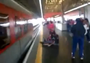 В Бразилии девушку, спасавшую свой  iPhone, достали с рельс за мгновенье до столкновения с поездом