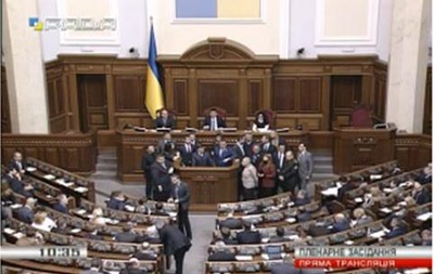 Депутати Ляшка заблокували трибуну Ради