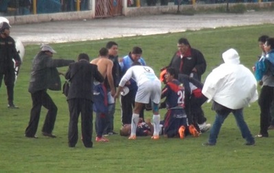 Футболиста ударило молнией во время матча Кубка Перу