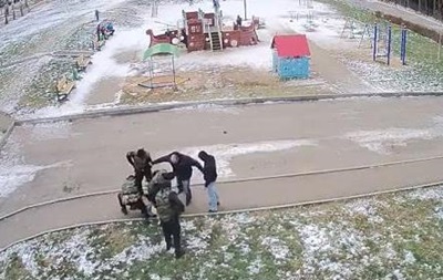 У РФ поліцейський жорстоко бив затриманого: відео обговорюють у соцмережах