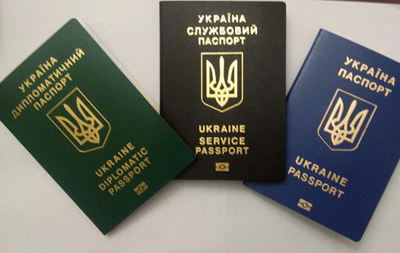 Клімкін показав зразки біометричних паспортів