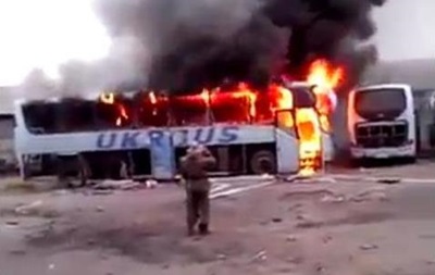 Сепаратисты сняли на видео, как фотографировались у горящего автобуса