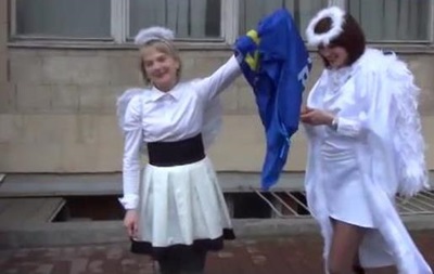 Во Львове женщины в костюмах ангелов сожгли флаг Партии регионов