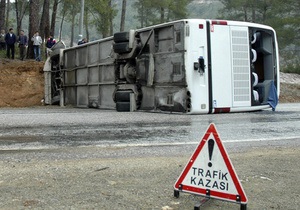 В Турции перевернулся автобус с туристами: пострадали 22 человека