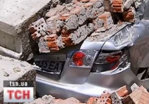 В центре Киева на автомобиль обвалилась стена
