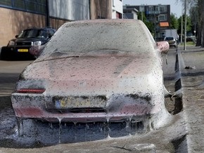 Автомобиль британца попал в сети гусениц