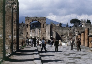 Неаполь ввел туристический сбор для иностранных туристов