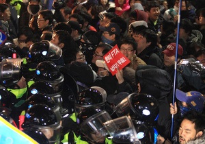 В Сеуле 40 полицейских получили ранения на акции против договора о свободной торговле с США