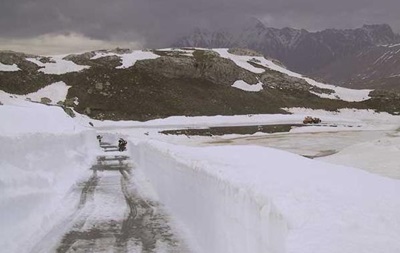 У Франції тисячі машин заблоковані в горах через снігопади