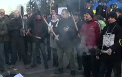 Під Радою мітингувальники запалили смолоскипи і збираються палити шини