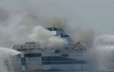 Спасение пассажиров горящего в Адриатике парома затрудняет шторм