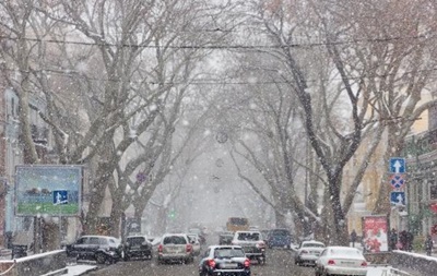 Снегопад парализовал дорожное движение в Одессе