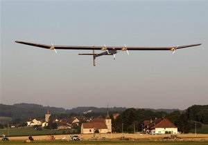 Самолет на солнечных батареях успешно завершил первый круглосуточный полет