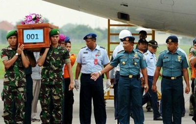 Тела погибших с самолета AirAsia привезли в Сурабаю