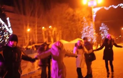 У центрі Донецька в новорічну ніч танцювали під пісню  Я хочу перемирия 