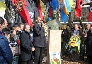 Националисты установили в киевском сквере символический памятник Мазепе