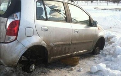 Під Одесою мародери розграбували десятки кинутих у снігу автомобілів
