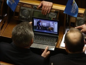 СМИ уличили регионалов в просмотре фильмов на заседаниях Рады