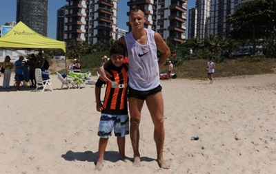 Игроки Шахтера подарили юным бразильцам черно-оранжевые футболки
