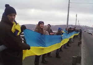 На мосту Патона в Киеве молодежь символично соединила левобережную и правобережную Украину