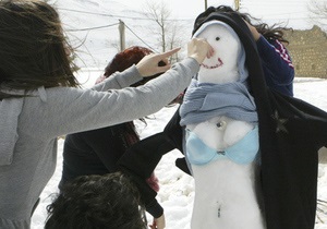 В Шотландии семейная лепка снеговика закончилась приездом полиции