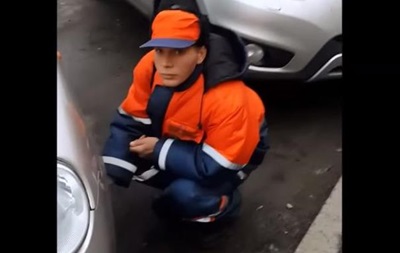 Очевидці зняли на відео паркувальника, що спускає колеса автомобілю в Києві