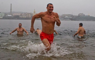 Чемпіонське занурення: Як Кличко пірнав у Дніпрі на Водохреща
