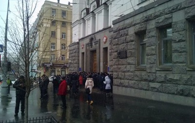 В Харькове под зданием горсовета собрались митингующие 