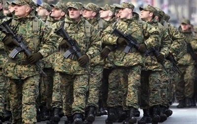 Яценюк предложил увеличить численность армии до 250 тысяч солдат