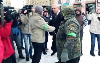 Протестующие в Харькове набросились на чиновника