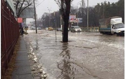 В Киеве прорвало трубу: затопило целый проспект