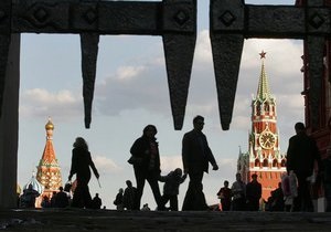 Опрос: Большинство россиян беспокоит алкоголизм и не волнует состояние демократии