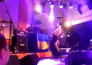 В интернете появилось видео, в котором басист Bloodhound Gang  помочился  на украинский флаг