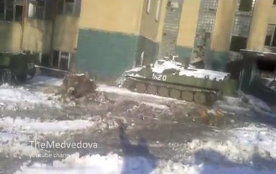 Очевидцы сняли на видео, как боевая машина сепаратистов врезалась в дом