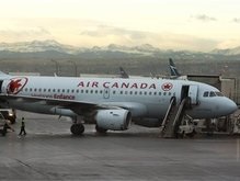 В Канаде самолет попал в мощный турбулентный поток: десятки пострадавших