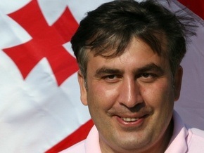 СМИ: В Саакашвили во время интервью попали ботинком
